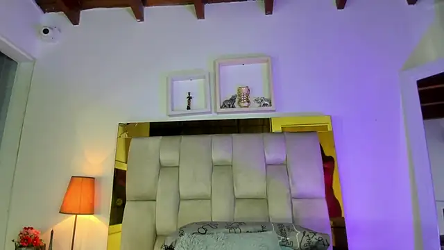 Snapshot of emmy_r chatting on December 23, 12:08 pm emmy r online show from December 23, 12:08 pm