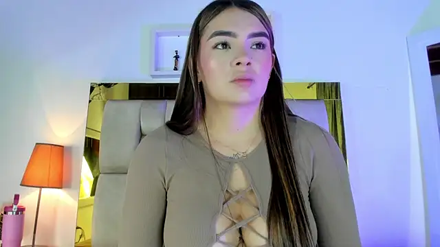 Snapshot of emmy_r chatting on December 30, 12:09 pm emmy r online show from December 30, 12:09 pm