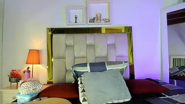 Snapshot of emmy_r chatting on January 8, 12:05 pm emmy r online show from January 8, 12:05 pm