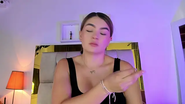 Snapshot of emmy_r chatting on January 13, 12:13 pm emmy r online show from January 13, 12:13 pm