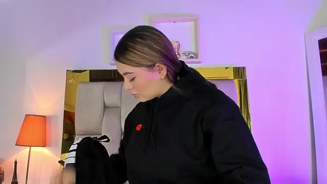 Snapshot of emmy_r chatting on January 15, 12:04 pm emmy r online show from January 15, 12:04 pm