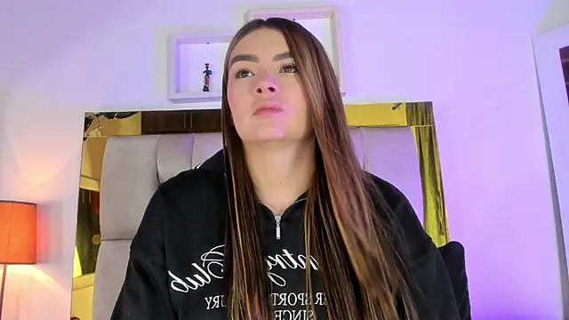 Snapshot of emmy_r chatting on January 21, 12:18 pm emmy r online show from January 21, 12:18 pm