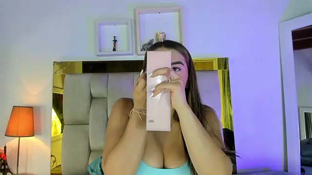 Snapshot of emmy_r chatting on January 28, 12:11 pm emmy r online show from January 28, 12:11 pm