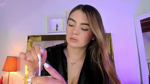 Snapshot of emmy_r chatting on January 29, 12:13 pm emmy r online show from January 29, 12:13 pm