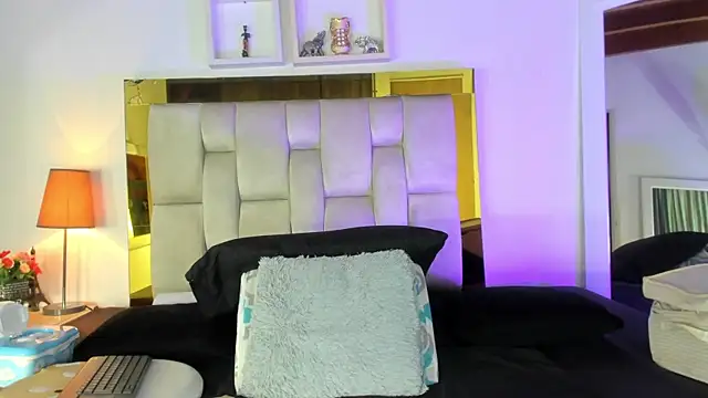 Snapshot of emmy_r chatting on February 1, 12:05 pm emmy r online show from February 1, 12:05 pm