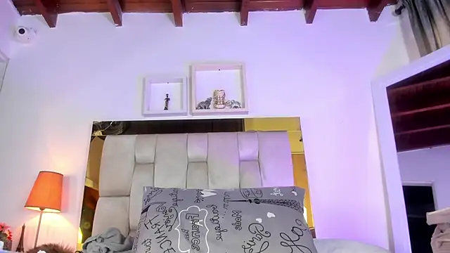 Snapshot of emmy_r chatting on February 7, 3:19 pm emmy r online show from February 7, 3:19 pm