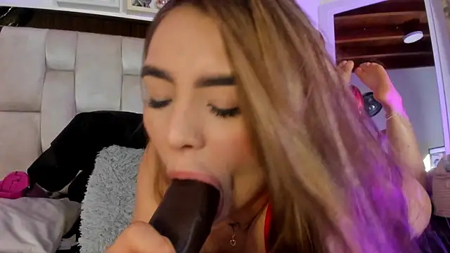 Snapshot of emmy_r chatting on February 14, 3:05 pm emmy r online show from February 14, 3:05 pm