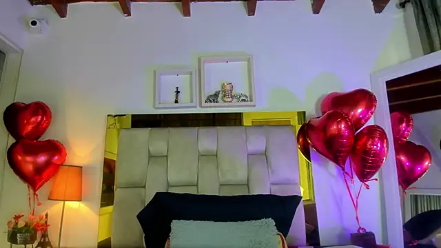 Snapshot of emmy_r chatting on February 15, 12:11 pm emmy r online show from February 15, 12:11 pm