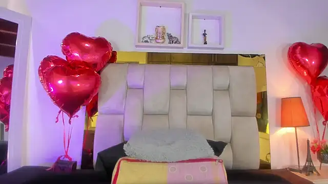 Snapshot of emmy_r chatting on February 17, 1:10 pm emmy r online show from February 17, 1:10 pm