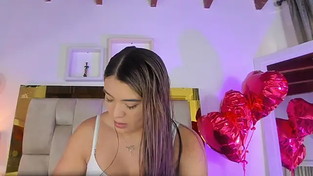 Snapshot of emmy_r chatting on February 18, 12:06 pm emmy r online show from February 18, 12:06 pm