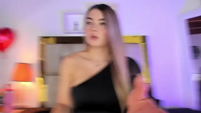 Snapshot of emmy_r chatting on February 21, 12:17 pm emmy r online show from February 21, 12:17 pm