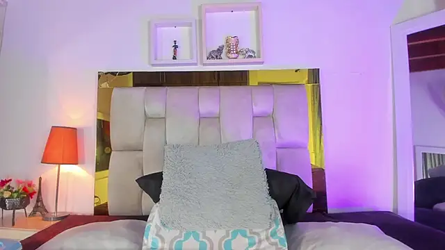 Snapshot of emmy_r chatting on February 28, 12:09 pm emmy r online show from February 28, 12:09 pm