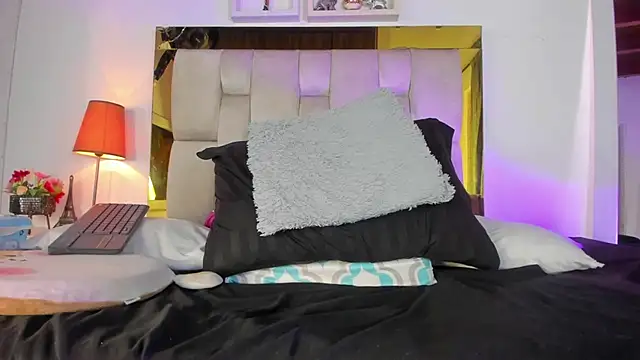 Snapshot of emmy_r chatting on February 28, 3:15 pm emmy r online show from February 28, 3:15 pm