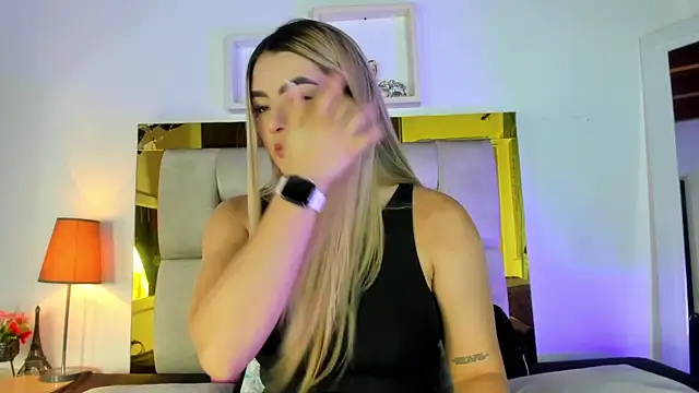 Snapshot of emmy_r chatting on March 1, 12:12 pm emmy r online show from March 1, 12:12 pm