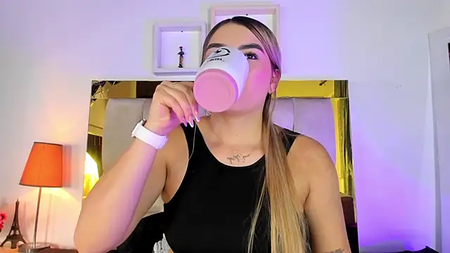 Snapshot of emmy_r chatting on March 3, 12:16 pm emmy r online show from March 3, 12:16 pm