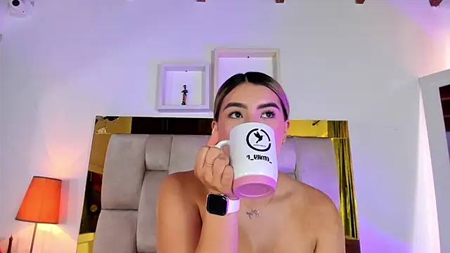 Snapshot of emmy_r chatting on March 4, 3:26 pm emmy r online show from March 4, 3:26 pm