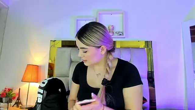 Snapshot of emmy_r chatting on March 5, 12:11 pm emmy r online show from March 5, 12:11 pm