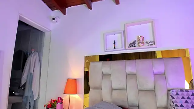 Snapshot of emmy_r chatting on March 5, 3:18 pm emmy r online show from March 5, 3:18 pm