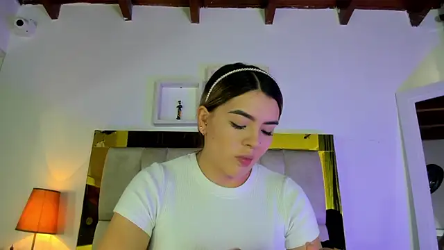 Snapshot of emmy_r chatting on March 6, 12:09 pm emmy r online show from March 6, 12:09 pm