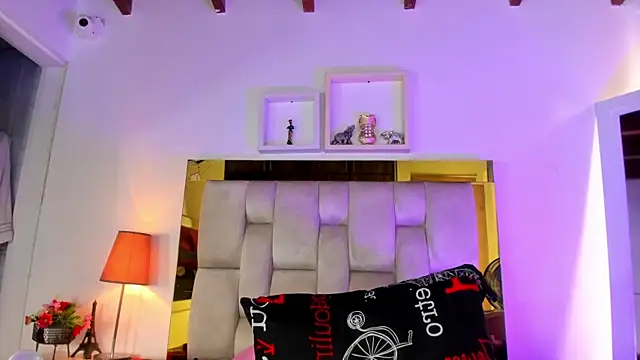 Snapshot of emmy_r chatting on March 7, 3:07 pm emmy r online show from March 7, 3:07 pm