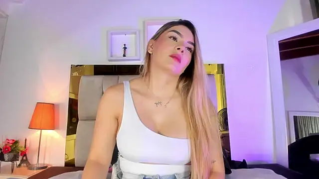 Snapshot of emmy_r chatting on March 15, 12:13 pm emmy r online show from March 15, 12:13 pm