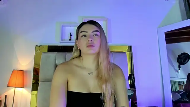 Snapshot of emmy_r chatting on March 17, 12:04 pm emmy r online show from March 17, 12:04 pm