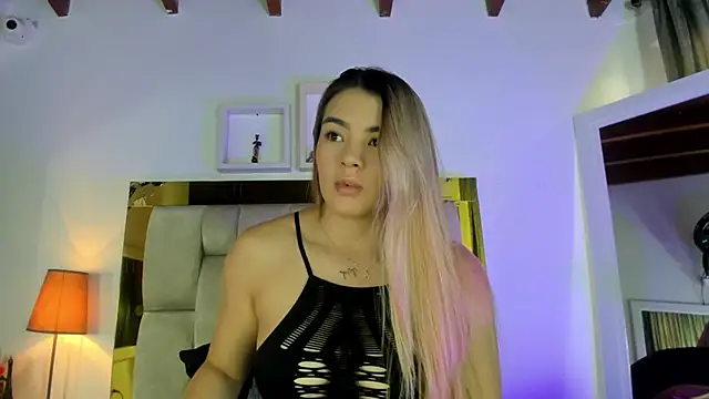 Snapshot of emmy_r chatting on March 21, 12:06 pm emmy r online show from March 21, 12:06 pm