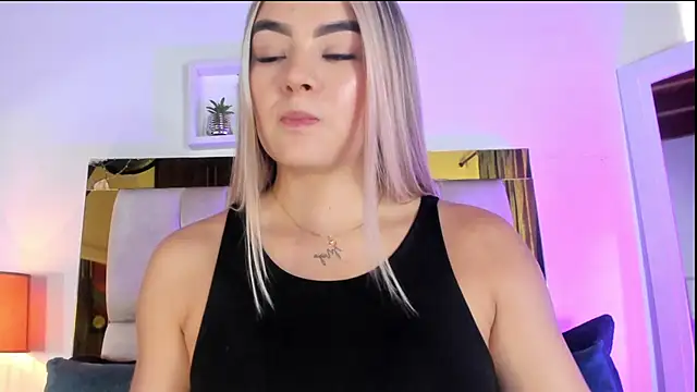 Snapshot of emmy_r chatting on September 10, 1:44 pm emmy r online show from September 10, 1:44 pm