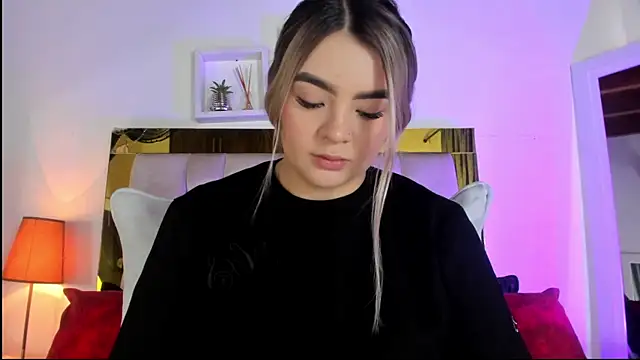 Snapshot of emmy_r chatting on September 15, 12:05 pm emmy r online show from September 15, 12:05 pm