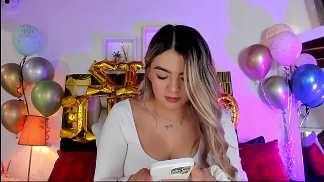 Snapshot of emmy_r chatting on September 16, 12:06 pm emmy r online show from September 16, 12:06 pm