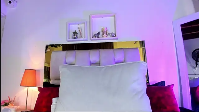 Snapshot of emmy_r chatting on September 17, 12:07 pm emmy r online show from September 17, 12:07 pm