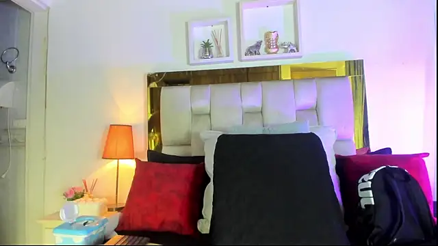 Snapshot of emmy_r chatting on September 27, 11:59 am emmy r online show from September 27, 11:59 am