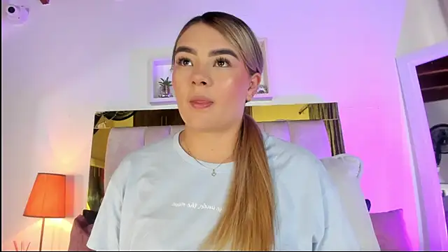 Snapshot of emmy_r chatting on October 6, 12:02 pm emmy r online show from October 6, 12:02 pm