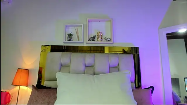 Snapshot of emmy_r chatting on October 7, 12:02 pm emmy r online show from October 7, 12:02 pm