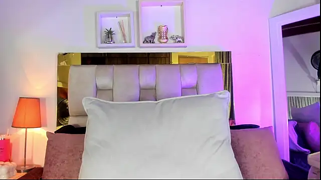 Snapshot of emmy_r chatting on October 10, 12:15 pm emmy r online show from October 10, 12:15 pm