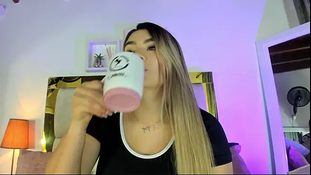 Snapshot of emmy_r chatting on October 15, 12:05 pm emmy r online show from October 15, 12:05 pm