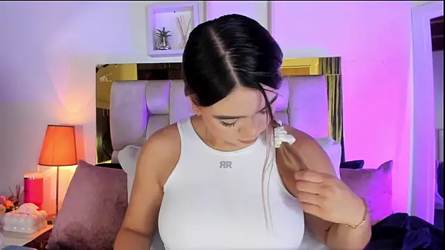 Snapshot of emmy_r chatting on October 21, 12:06 pm emmy r online show from October 21, 12:06 pm