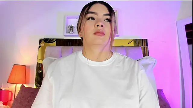 Snapshot of emmy_r chatting on October 24, 12:12 pm emmy r online show from October 24, 12:12 pm