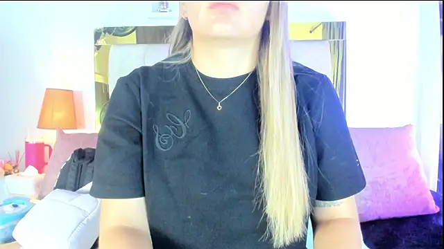 Snapshot of emmy_r chatting on October 25, 12:02 pm emmy r online show from October 25, 12:02 pm