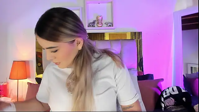 Snapshot of emmy_r chatting on November 20, 12:05 pm emmy r online show from November 20, 12:05 pm