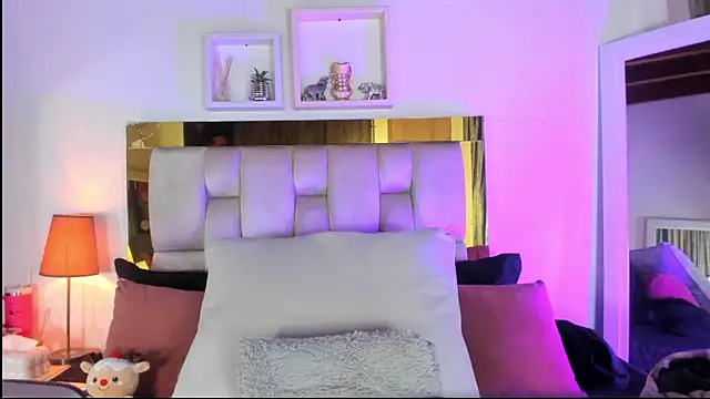 Snapshot of emmy_r chatting on November 21, 12:15 pm emmy r online show from November 21, 12:15 pm