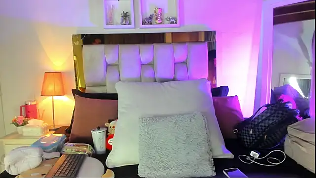 Snapshot of emmy_r chatting on November 22, 12:04 pm emmy r online show from November 22, 12:04 pm