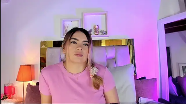 Snapshot of emmy_r chatting on November 28, 12:08 pm emmy r online show from November 28, 12:08 pm