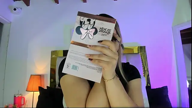 Snapshot of emmy_r chatting on December 2, 12:10 pm emmy r online show from December 2, 12:10 pm