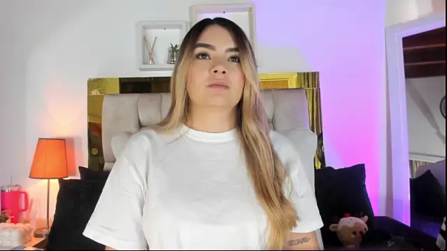 Snapshot of emmy_r chatting on December 3, 12:25 pm emmy r online show from December 3, 12:25 pm