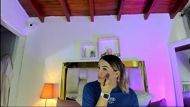 Snapshot of emmy_r chatting on December 15, 12:09 pm emmy r online show from December 15, 12:09 pm