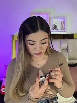 Snapshot of emmy_r chatting on December 16, 12:10 pm emmy r online show from December 16, 12:10 pm