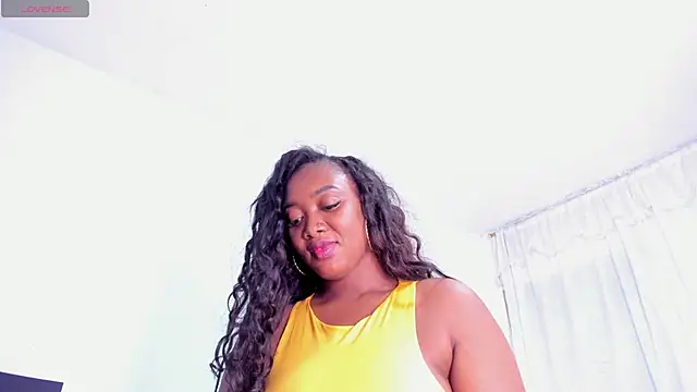 Snapshot of RoxannaBlanche chatting on February 6, 11:04 pm RoxannaBlanche online show from February 6, 11:04 pm