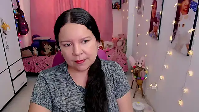 Snapshot of claryssa_ chatting on May 6, 9:53 pm claryssa online show from May 6, 9:53 pm