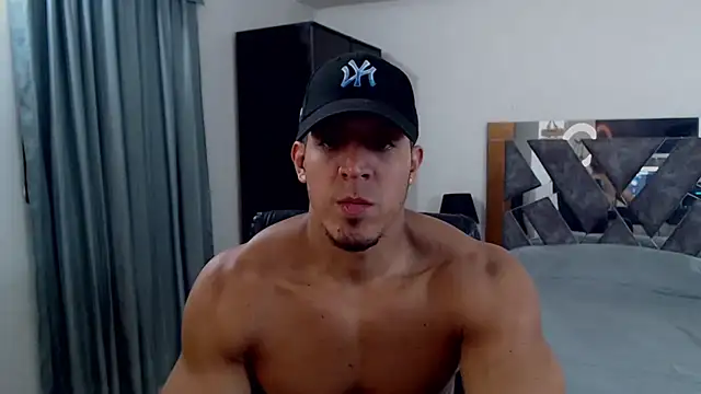 Snapshot of Frank_heaven01 chatting on June 8, 7:14 pm Frank heaven01 online show from June 8, 7:14 pm